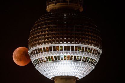 Junto a la torre de Televisión de Berlín, Alemania.