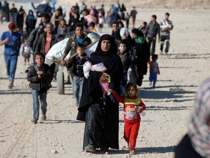 Civiles huyen del combate entre fuerzas iraqu&iacute;es y el ISIS en Mosul, este viernes.
