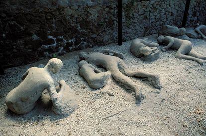 Moldes de cuerpos sepultados por las cenizas del Vesubio, en Pompeya.