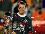 TAMPA, FLORIDA - FEBRUARY 07: Tom Brady #12 of the Tampa Bay Buccaneers hoists the Vince Lombardi Trophy after winning Super Bowl LV at Raymond James Stadium on February 07, 2021 in Tampa, Florida. The Buccaneers defeated the Chiefs 31-9.   Mike Ehrmann/Getty Images/AFP
== FOR NEWSPAPERS, INTERNET, TELCOS & TELEVISION USE ONLY ==