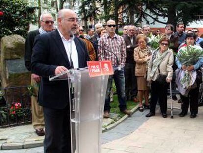 José Antonio Pastor en el homenaje a sus militantes Maite Torrano y Félix Peña, asesinados en 1986.