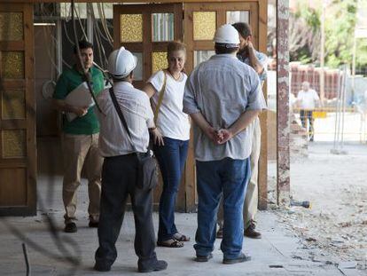 Esther Gómez habla con los técnicos del edificio derrumbado.