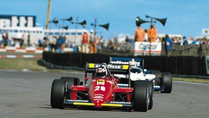 El piloto francés René Arnoux. Corrió en Ferrari tres temporadas, desde 1983 a 1985. Durante esos años logró su mejor puesto en un mundial; fue tercero en 1983. Fue despedido de la escudería inesperadamente tras lograr un cuarto puesto en el Gran Premio de Brasil de 1985.