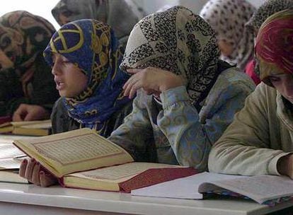 Niñas turcas recitan versículos del Corán durante una clase en la mezquita del municipio de Batman.