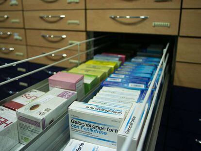 Un cajón repleto de medicamentos en una farmacia de Barcelona.
