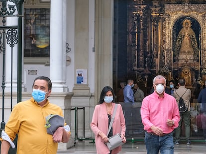 Salida de misa en la basílica de la Macarena.