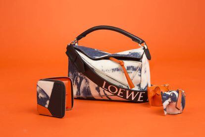 La colección incluye una billetera y un bolso, los dos de la línea Puzzle, con detalles en naranja y en tejido vaquero desteñido, igual que los dos monederos en forma de elefante que Jonathan Anderson ha convertido en sinónimo de Loewe.