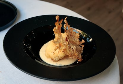 Coliflor calagurritana guisada en mantequilla noisette, bechamel ahumada con caviar de esturión y su crujiente.