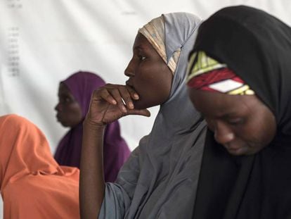 Un grupo de mujeres espera a entrar en la consulta del centro de salud del campo de desplazados internos de Bakassi, en Nigeria, el pasado 7 de julio.