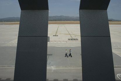 Dos de los escasos visitantes que acudieron ayer al aeropuerto de Castellón antes de que la Junta Electoral suspendiera las visitas.