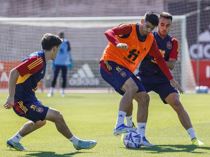 Álvaro Morata y Eric García, durante el entrenamiento de este martes en la Ciudad del Fútbol de Las Rozas.