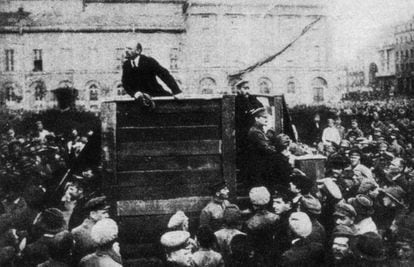Lenin, en un mitin en la Plaza Roja de Mosc&uacute;, en 1918.