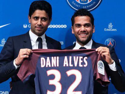 Alves, derecha, y el presidente del PSG, Al-Khelaifi.