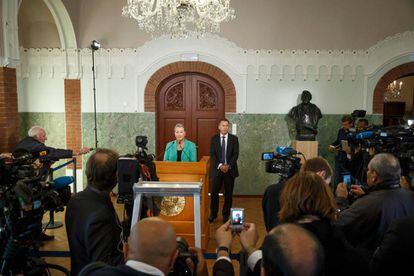 Kaci Kullmann Five (centro), presidenta del comit&eacute; Noruego del Nobel, durante el anuncio, este viernes. 