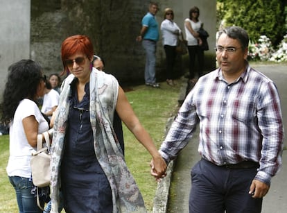 Sandra Ortega Mera, junto a su marido, tras asistir al entierro de su madre en Oleiros (A Coruña) en 2013. 