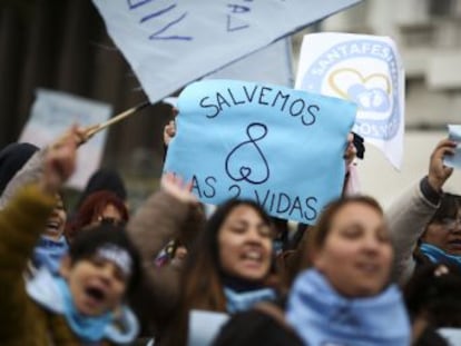 El 90% de las mujeres de la región viven en países que restringen la interrupción del embarazo. El prohibición conduce a prácticas clandestinas e inseguras