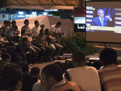 Un grupo de egipcios ven el debate en El Cairo.