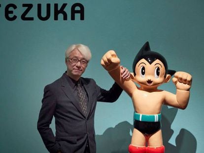 El cineasta Macoto Tezuka, posa en la exposición que el Museo Nacional de Arte de Cataluña (MNAC) dedica a su padre, Osamu Tezuka, pionero de la animación japonesa.