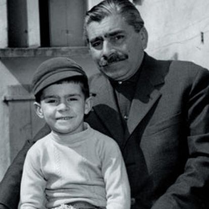 Imagen de la portada de <i>Ojos que no ven, </i><b>de José Ángel González Sainz: el</b> fotógrafo Danilo de Marco y su padre, retratados por Amerigo Brecht.