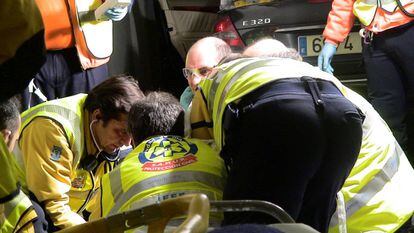 Facultativos del Samur atienden al abogado Alfonso Díaz Moñux, tiroteado a la puerta de su casa.
