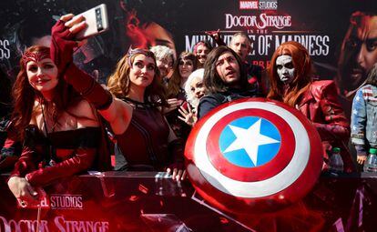 Fans disfrazados de la Bruja Escarlata en el estreno de 'Doctor Strange en el multiverso de la locura' en Los Ángeles.