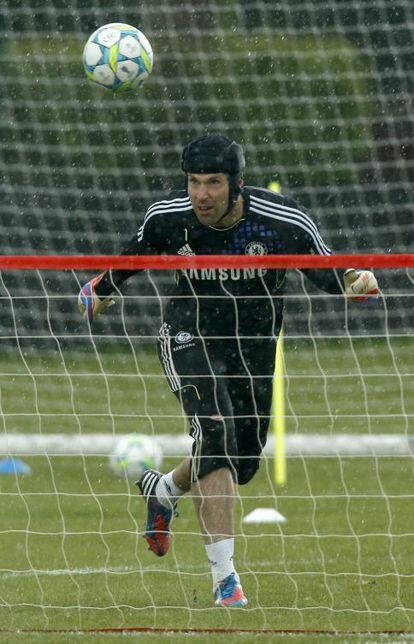 Petr Cech cabecea un balón durante la sesión preparatoria.