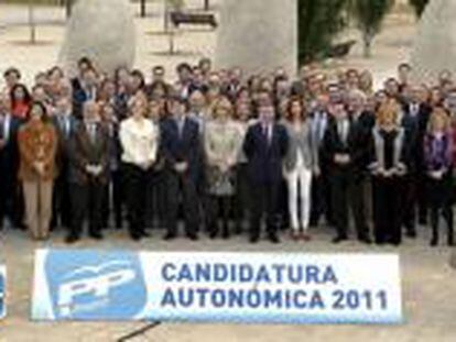 La presidenta del PP de Madrid y del Gobierno regional, Esperanza Aguirre, junto a los integrantes de su candidatura para las elecciones autonómicas del 22 de mayo, hoy en el parque Juan Carlos I.