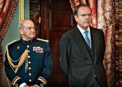 El jefe del Cuarto Militar (a la izquierda), Antonio de la Corte, y el secretario general, Aflonso Sanz.