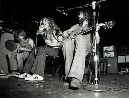  John Paul Jones, Robert Plant y Jimmy Page tocando 'The Battle of Evermore' en Honolulu en 1971. 