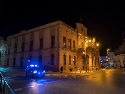 Un coche de policía pasa por el Ayuntamiento de Linares en una imagen de archivo.