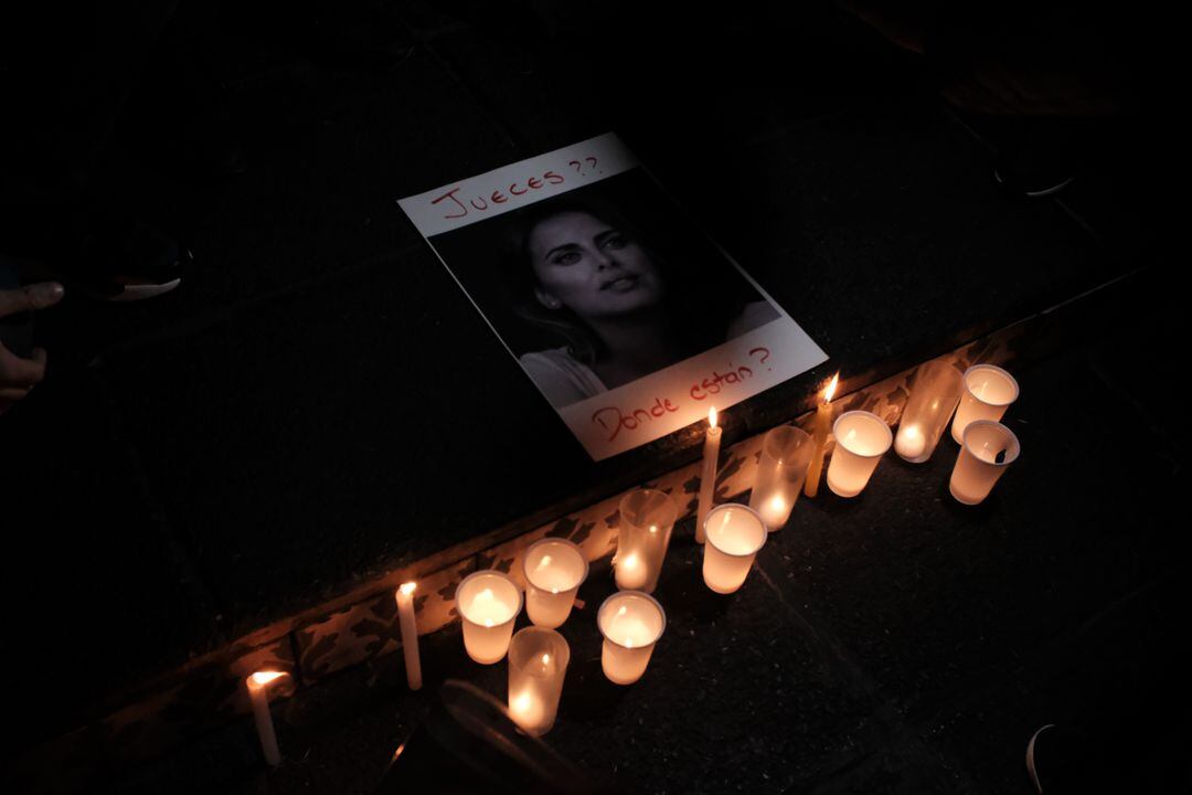 Los manifestantes hicieron un altar a Silvina Luna, modelo que murió el 31 de agosto, víctima de un procedimiento hecho por Lotocki que desenbocó en un largo padecimiento en el Hospítal Italiano en Buenos Aires.