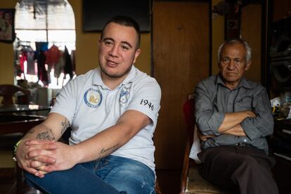 Jeison Hernández junto su papá, Héctor, en el apartamento que comparten en Soacha.