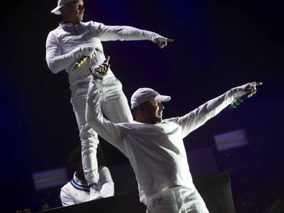 GRA421. BENIC&Agrave;SSIM (CASTELL&Oacute;N), 14/07/2016.- La banda electr&oacute;nica estadounidense &quot;Major Lazer&quot;, principal atractivo de la primera jornada, durante el concierto ofrecido esta noche en el escenario principal del Festival Internacional de Benic&agrave;ssim (FIB), en Castell&oacute;n. EFE/Domenech Castell&oacute;