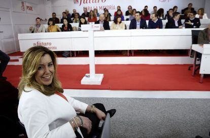 La presidenta de Andalucía, Susana Díaz, sentada frente a la dirección del PSOE durante la reunión de su comité federal.