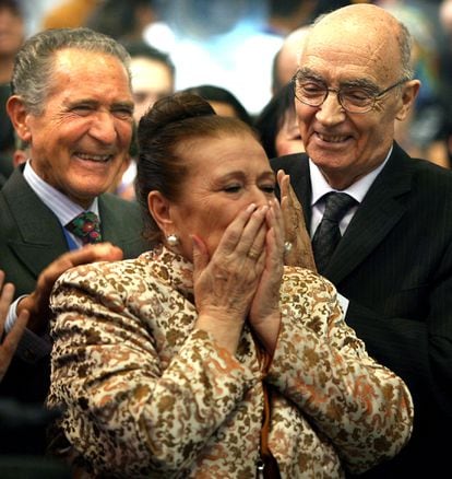 Los escritores Antonio Gala (izquierda) y José Saramago  aplauden a la bailaora Matilde Coral en la Feria del Libro de Guadalajara (México), en 2006.