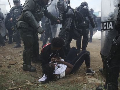 Policías antidisturbios durante un desalojo cerca de Cali (Colombia), el 6 de octubre de 2022.