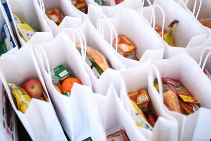 Conjunto de cestas de alimentos listas, preparadas para repartir.