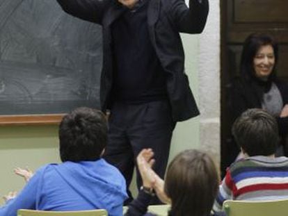 Eduardo Mendoza entrando en el aula del Instituto Rosalía