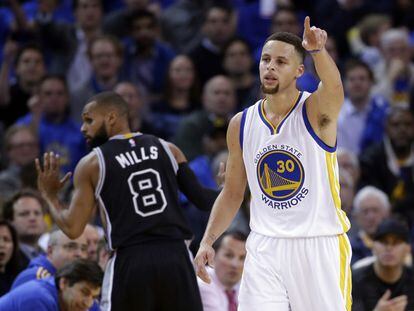 Curry celebra una canasta ante los Spurs.