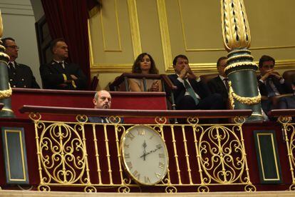 La presidenta de la Comunidad de Madrid, Isabel Díaz Ayuso, y el presidente de Castilla y León, Alfonso Fernández Mañueco, siguen desde la tribuna de invitados la primera sesión del debate de investidura.