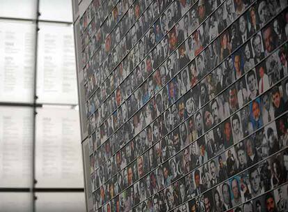 Un muro con los rostros y los nombres de los periodistas asesinados mientras realizaban su trabajo hacen un  monumento en el interior del museo.