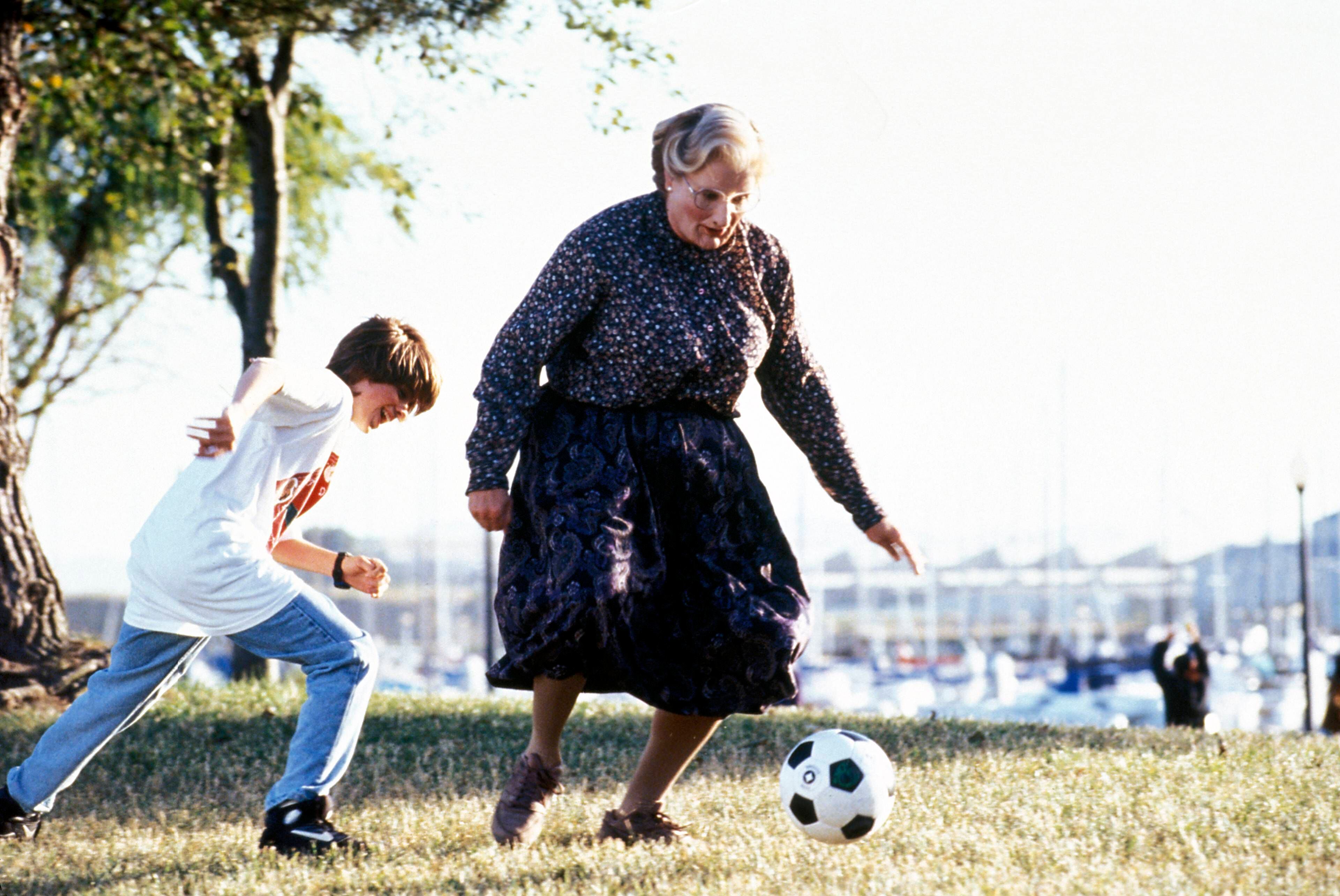 Robin Williams y Matthew Lawrence en una escena de 'Señora Doubtfire' (1993).