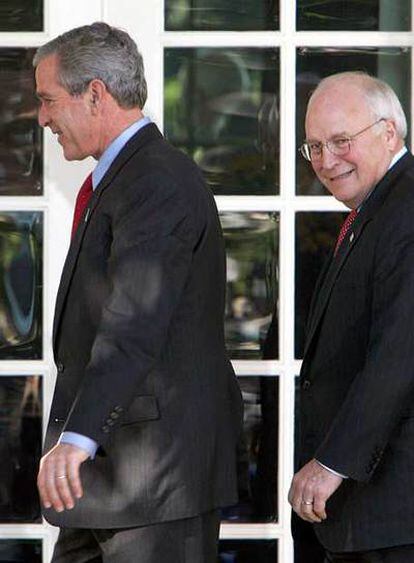 El presidente Bush y Dick Cheney entran en el Despacho Oval.