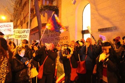 Durante la manifestación, los asistentes realizaron un ritual indígena e hicieron sonar las caracolas repetidas veces.