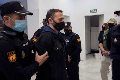 El criminal serbio Norbert Feher, 'Igor el Ruso', es conducido escoltado y esposado a la sede de la Audiencia de Teruel este martes.