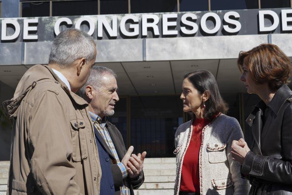 Maroto escucha a José Ramiro López tras la visita al Palacio de Congresos