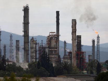 Una refinería de petróleo de Pemex al norte de la Ciudad de México. Pemex es la empresa de combustibles fósiles que más bonos ha emitido a los mercados desde 2016.