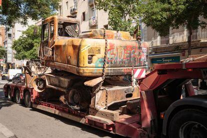 Finaliza la retirada de la excavadora calcinada en el centro social Can Vies, en Sants.