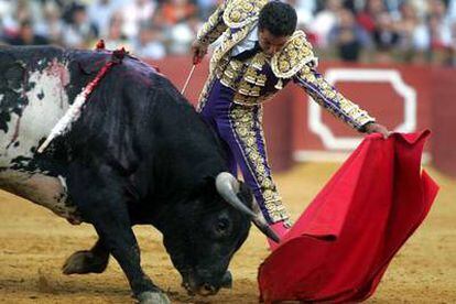 El Fundi, con su segundo toro de la tarde.