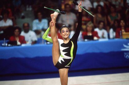 La gimnasta española Carolina Pascual levanta una pierna en su ejercicio de mazas. Pascual consiguió medalla de plata en Gimnasia Rítmica, el 8 de agosto de 1992.